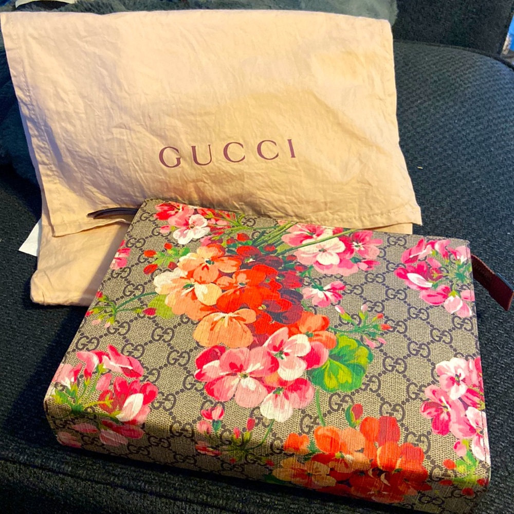 Gucci supreme monogram blooms cosmetic case 💗💗💗